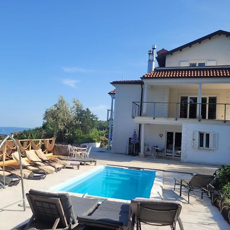 Apartments Chiara Mit Meerblick Und Pool Und Jacuzzi Ловран Екстериор снимка