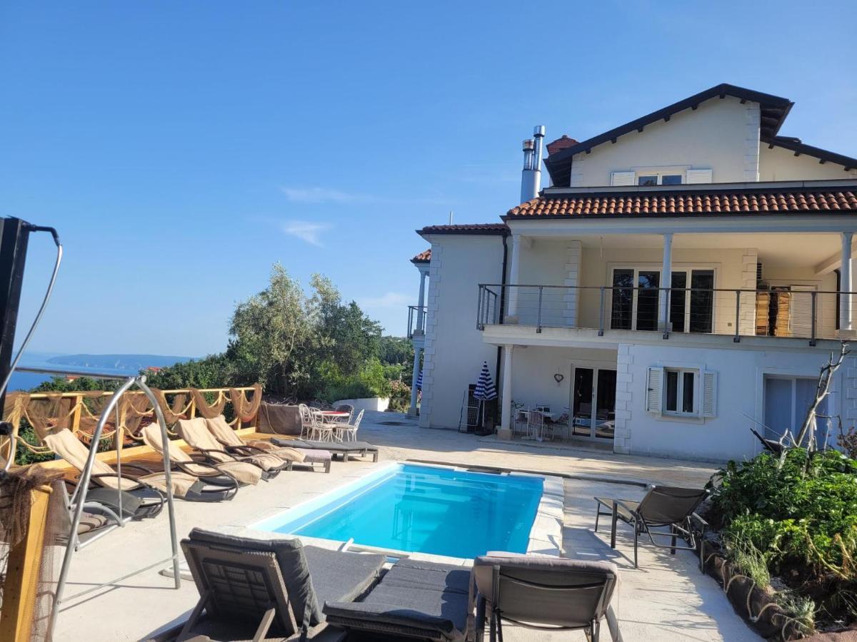 Apartments Chiara Mit Meerblick Und Pool Und Jacuzzi Ловран Екстериор снимка