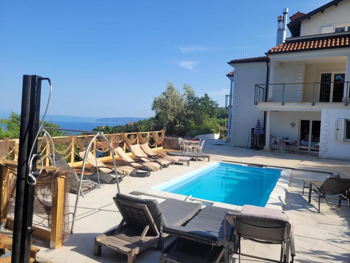 Apartments Chiara Mit Meerblick Und Pool Und Jacuzzi Ловран Екстериор снимка