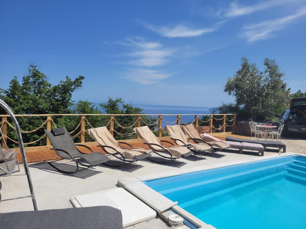 Apartments Chiara Mit Meerblick Und Pool Und Jacuzzi Ловран Екстериор снимка