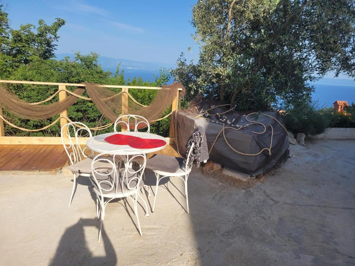 Apartments Chiara Mit Meerblick Und Pool Und Jacuzzi Ловран Екстериор снимка
