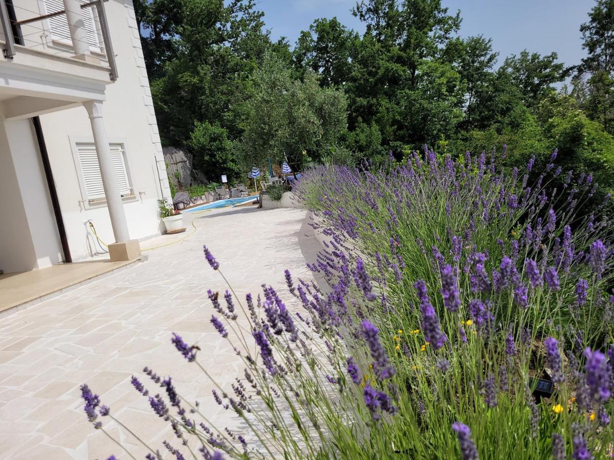 Apartments Chiara Mit Meerblick Und Pool Und Jacuzzi Ловран Екстериор снимка