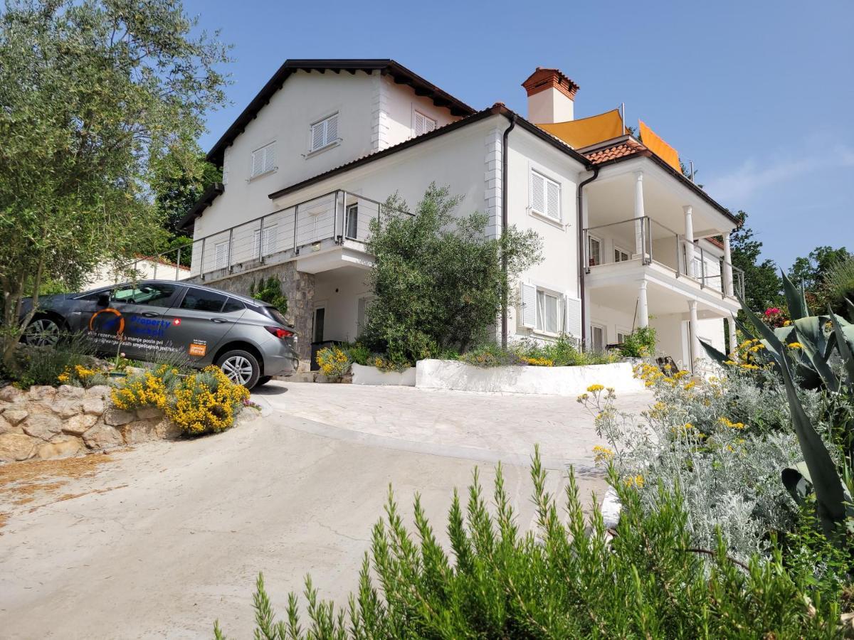 Apartments Chiara Mit Meerblick Und Pool Und Jacuzzi Ловран Екстериор снимка