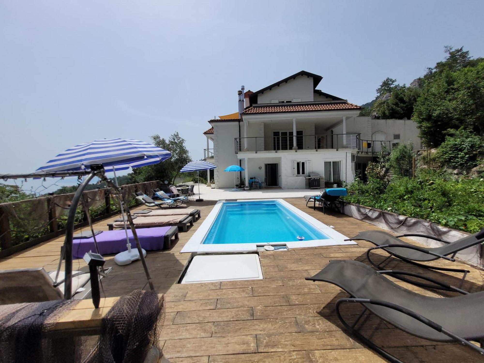 Apartments Chiara Mit Meerblick Und Pool Und Jacuzzi Ловран Екстериор снимка
