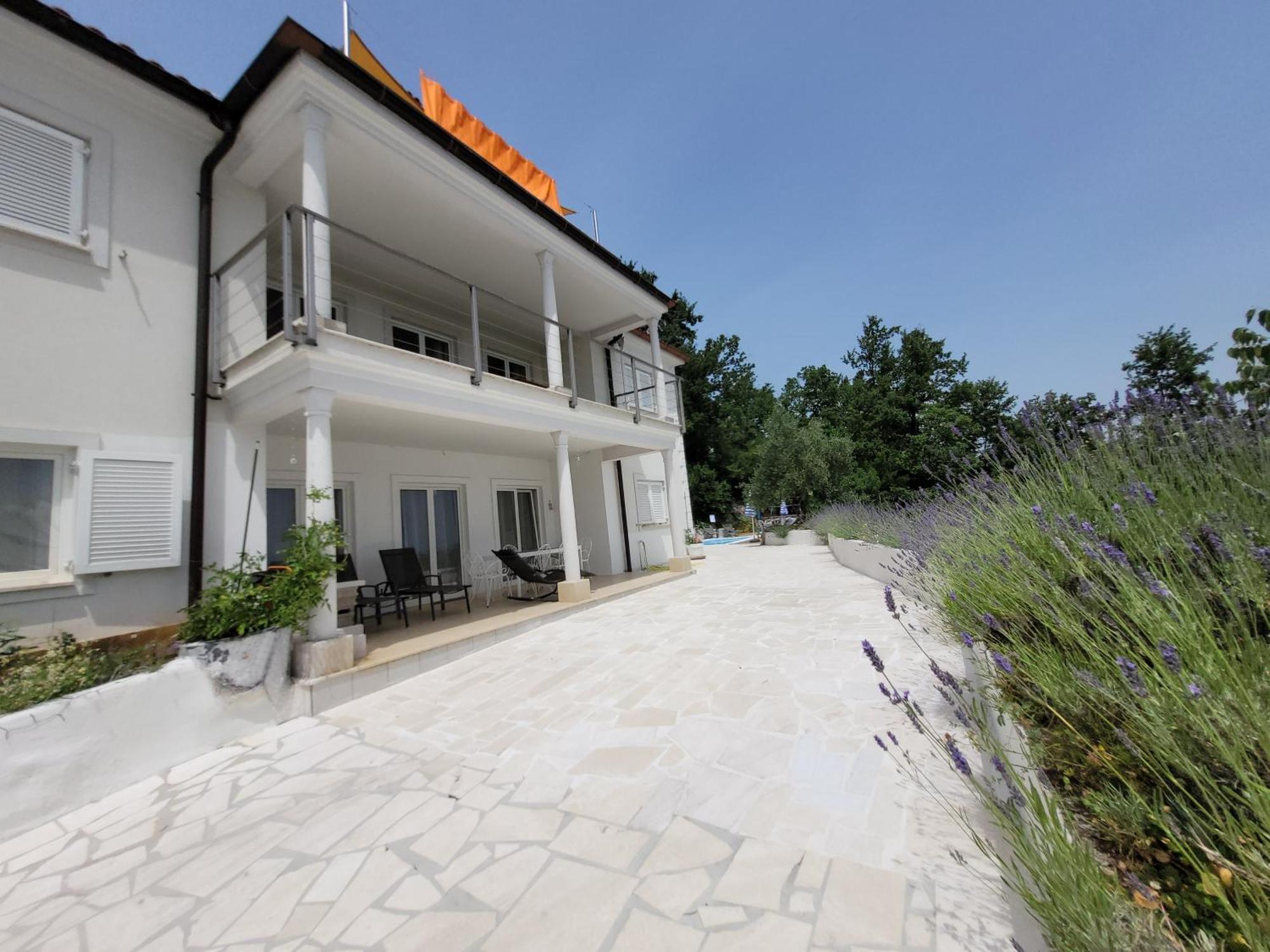 Apartments Chiara Mit Meerblick Und Pool Und Jacuzzi Ловран Екстериор снимка