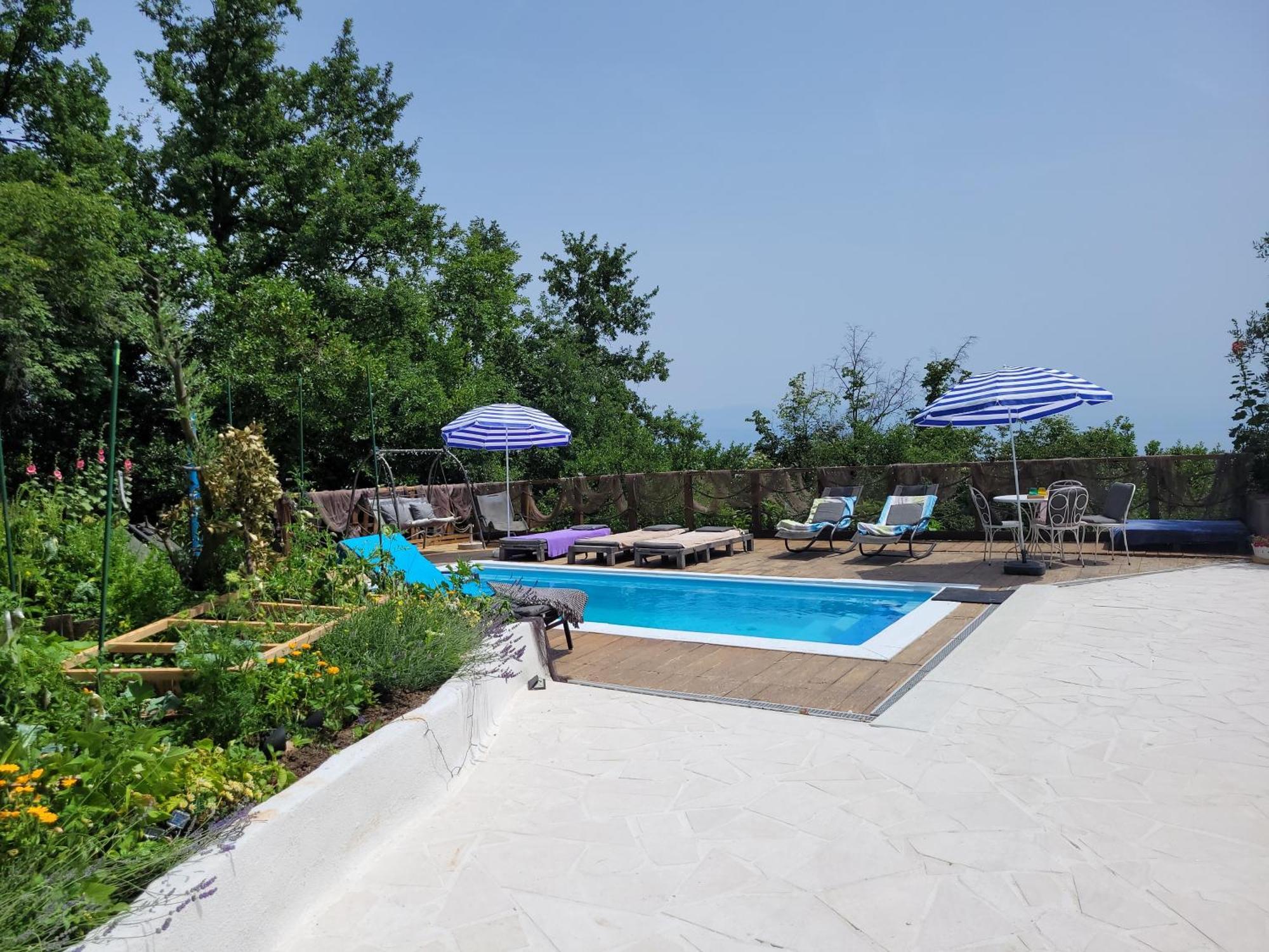Apartments Chiara Mit Meerblick Und Pool Und Jacuzzi Ловран Екстериор снимка