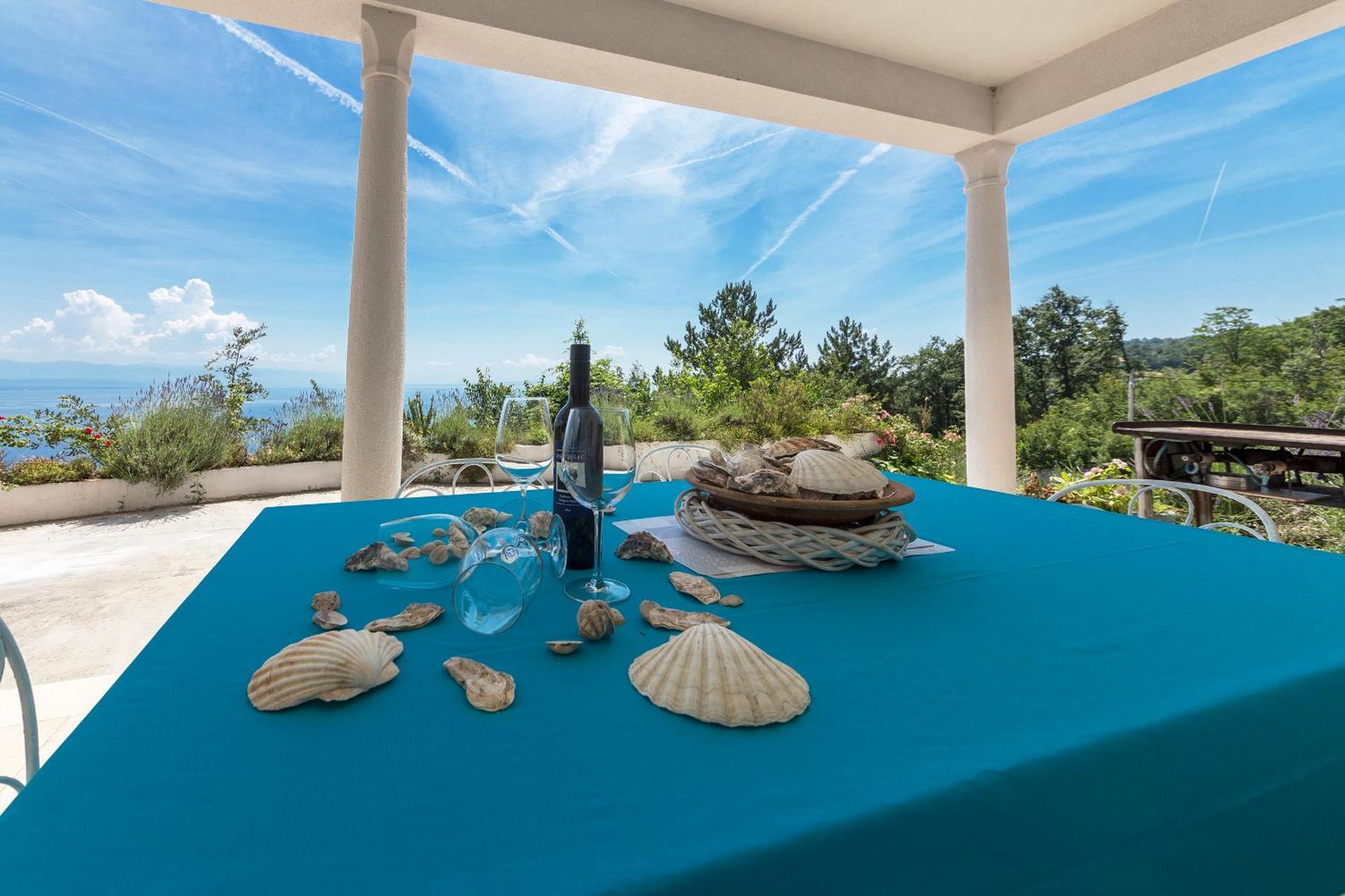 Apartments Chiara Mit Meerblick Und Pool Und Jacuzzi Ловран Екстериор снимка