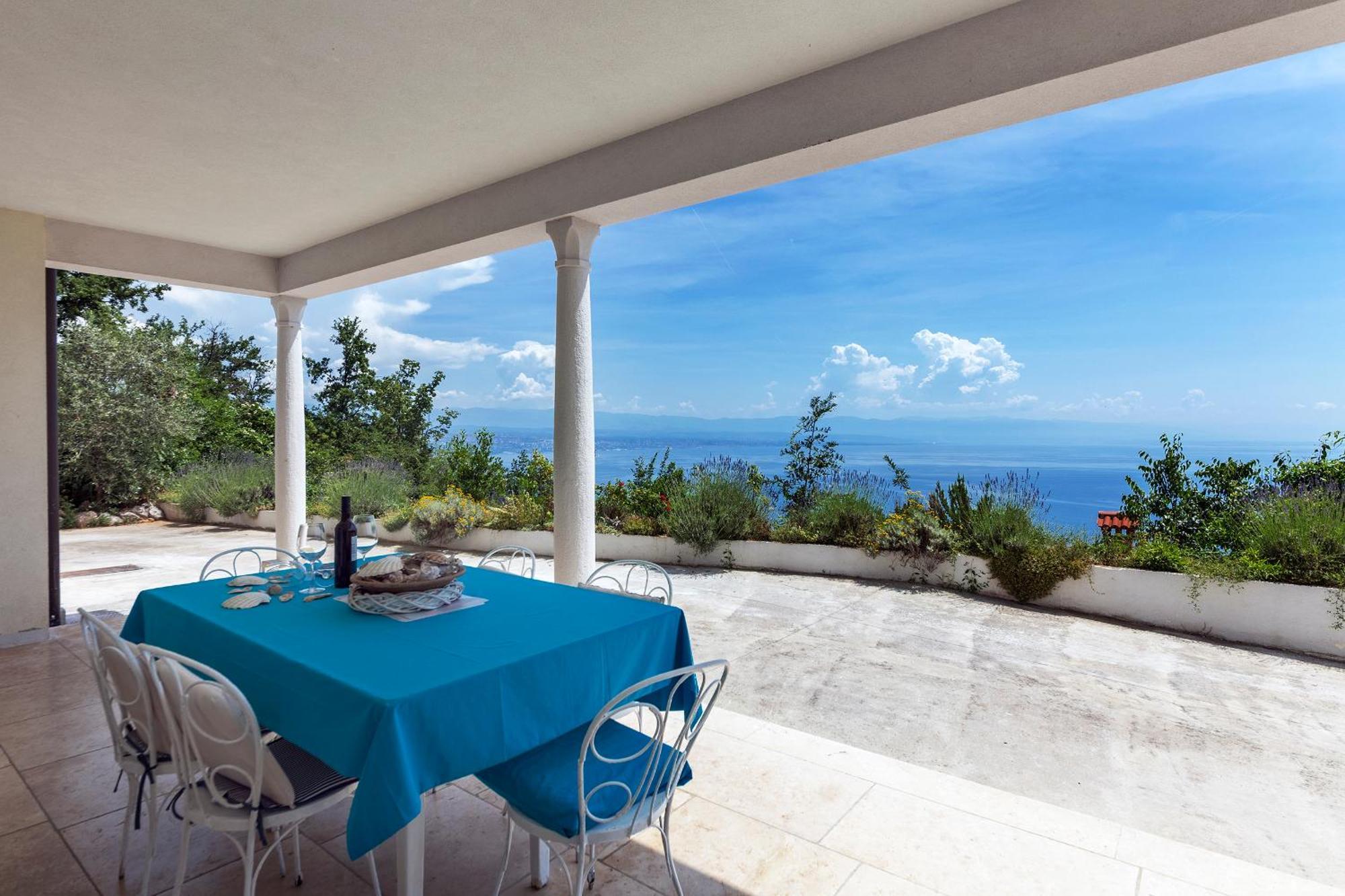 Apartments Chiara Mit Meerblick Und Pool Und Jacuzzi Ловран Екстериор снимка