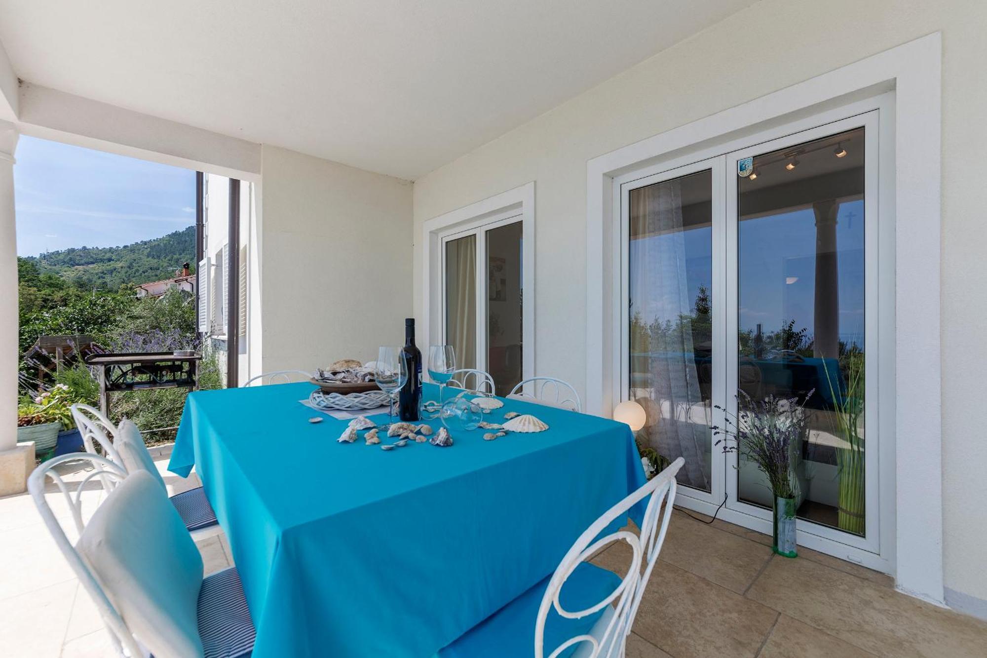 Apartments Chiara Mit Meerblick Und Pool Und Jacuzzi Ловран Екстериор снимка