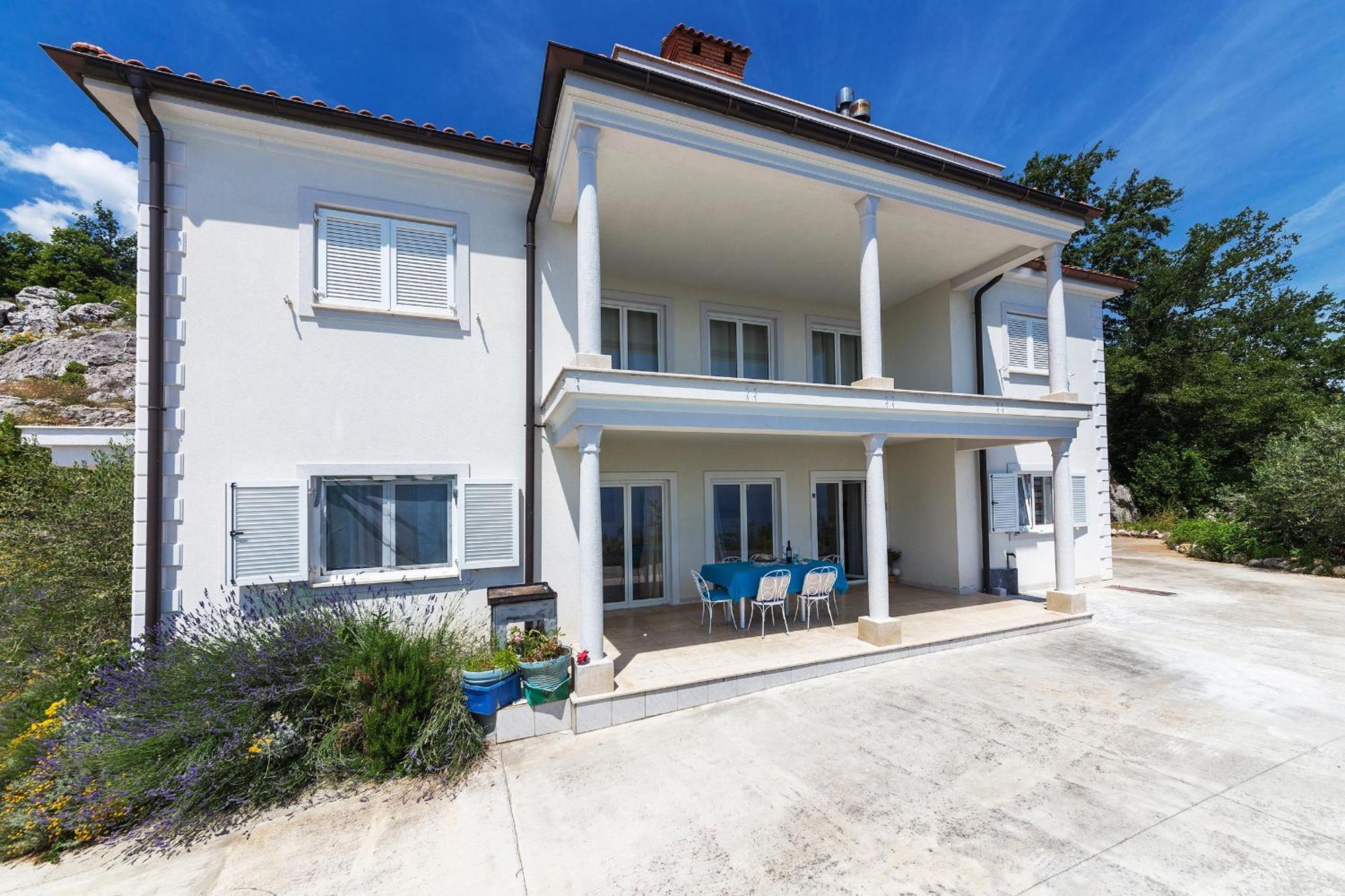 Apartments Chiara Mit Meerblick Und Pool Und Jacuzzi Ловран Екстериор снимка
