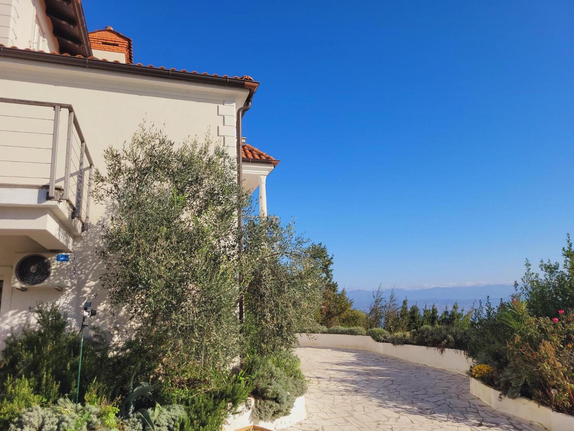 Apartments Chiara Mit Meerblick Und Pool Und Jacuzzi Ловран Екстериор снимка