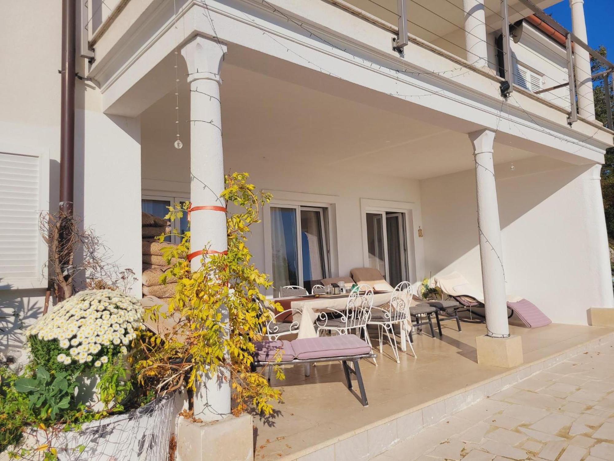 Apartments Chiara Mit Meerblick Und Pool Und Jacuzzi Ловран Екстериор снимка