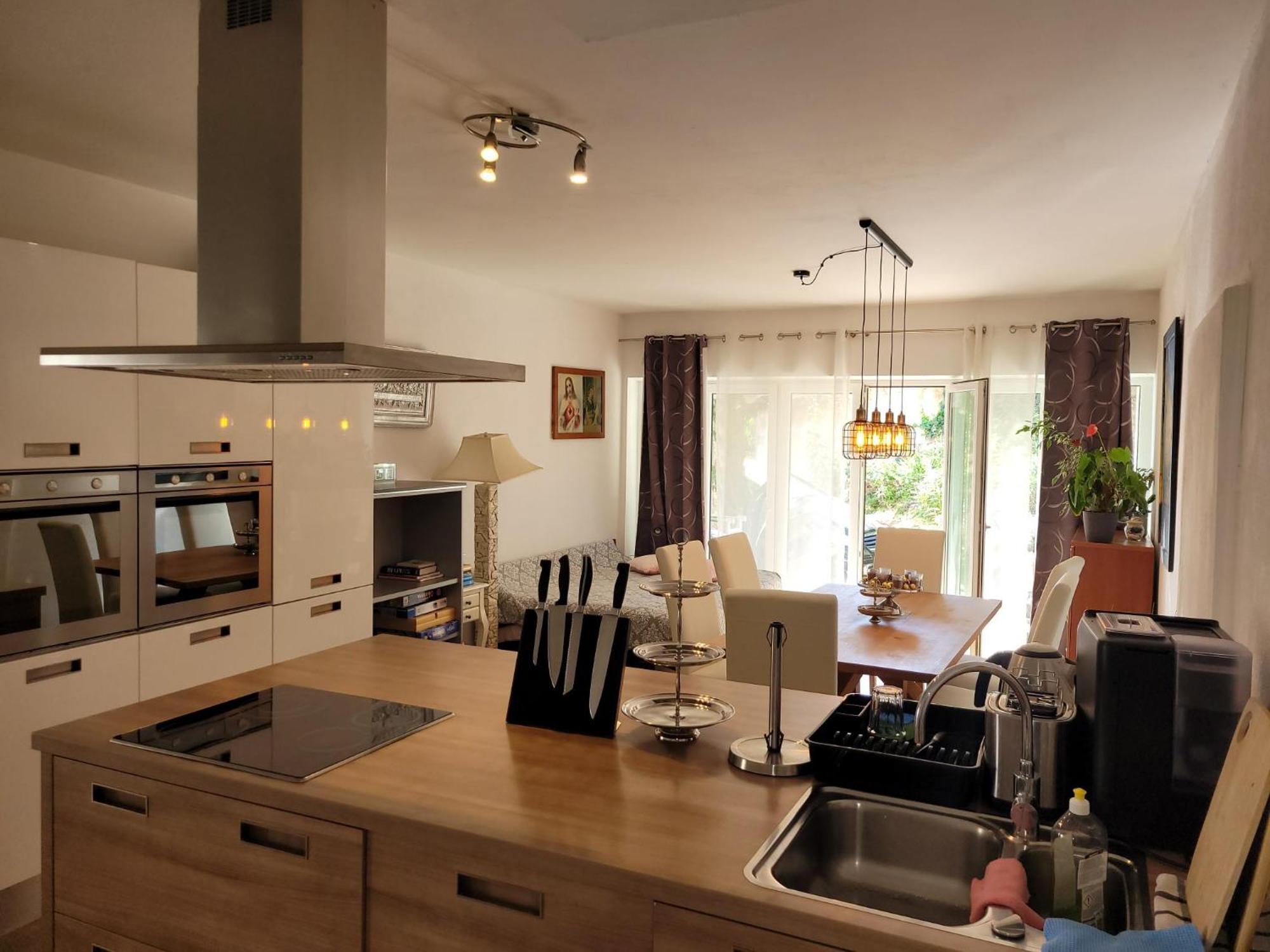 Apartments Chiara Mit Meerblick Und Pool Und Jacuzzi Ловран Екстериор снимка