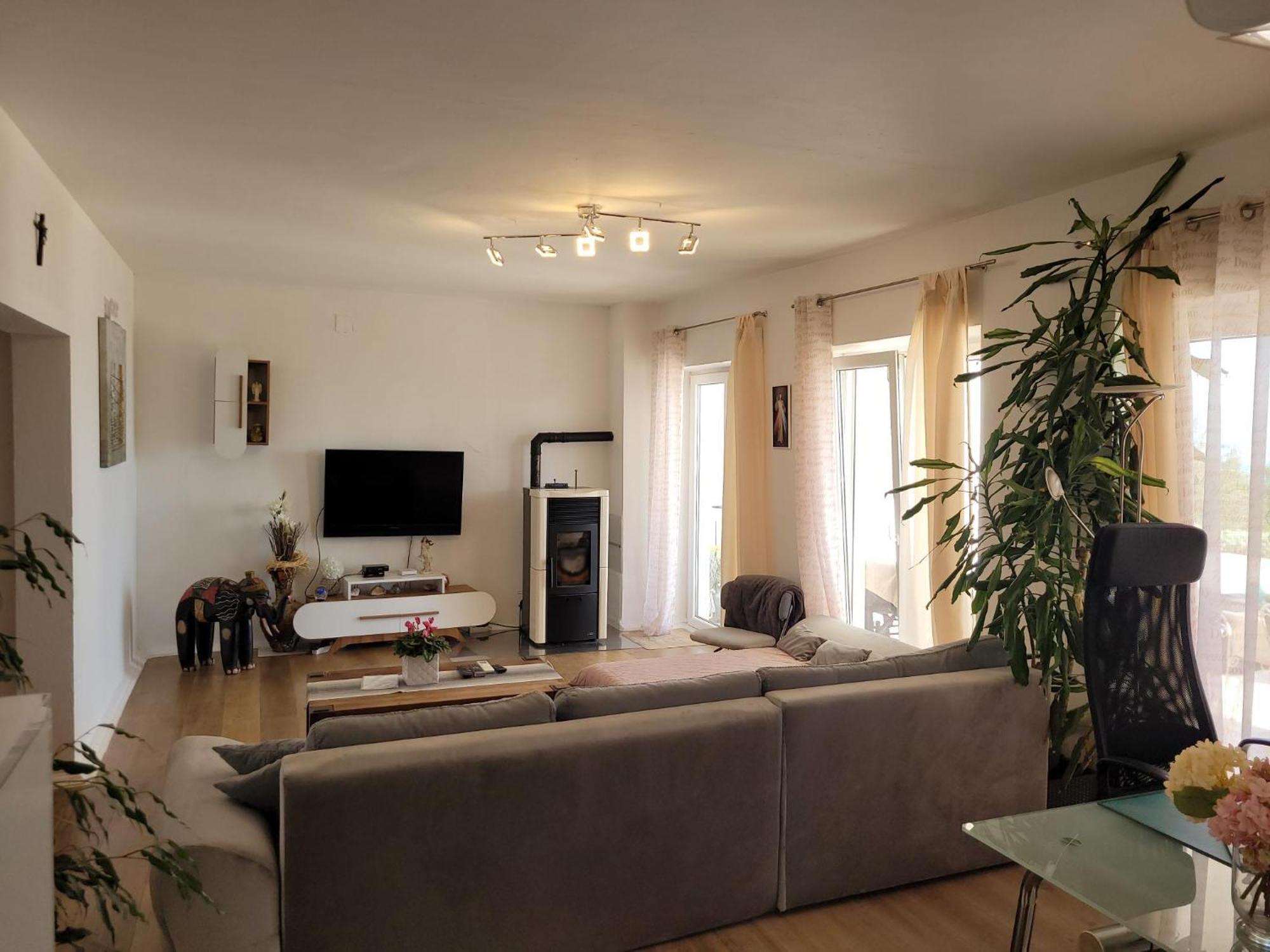 Apartments Chiara Mit Meerblick Und Pool Und Jacuzzi Ловран Екстериор снимка